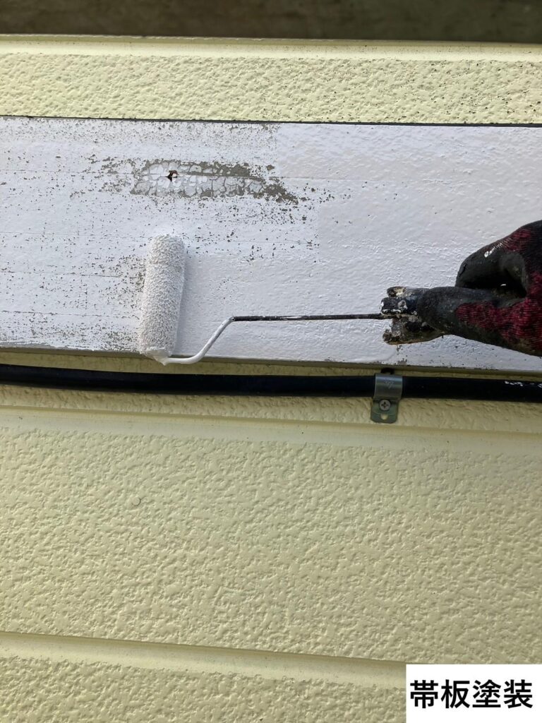 帯板の塗装です。しっかりと丁寧に手塗りで施工します。